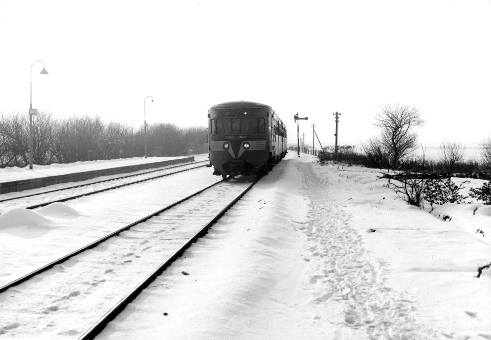 HUA-151344-Afbeelding van een diesel electrisch treinstel DE 2 serie 61 106 Blauwe Engel van het besneeuwde NS station Workum te Workum