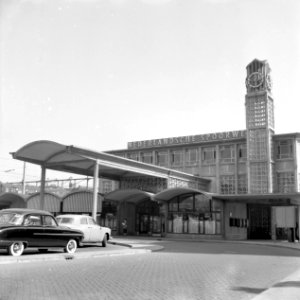 HUA-150115-Gezicht op het NS station Arnhem en een taxistandplaats ingang westzijde Stationsplein te Arnhem