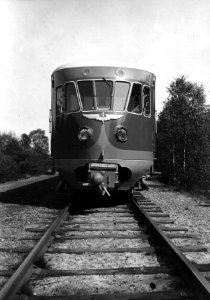 HUA-151331-Afbeelding van de kop van het diesel-electrische treinstel DE 2 nr. 61 (serie 61-106 - Blauwe Engel) van de N.S. ter hoogte van Bilthoven (spoorlijn Bilthoven-Zeist)
