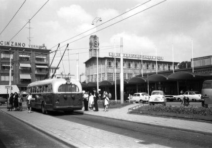 HUA-150114-Gezicht op het N.S.-station Arnhem vanaf het stadsbusstation op het Stationsplein te Arnhem. Links een trolleybus van het G.V.A