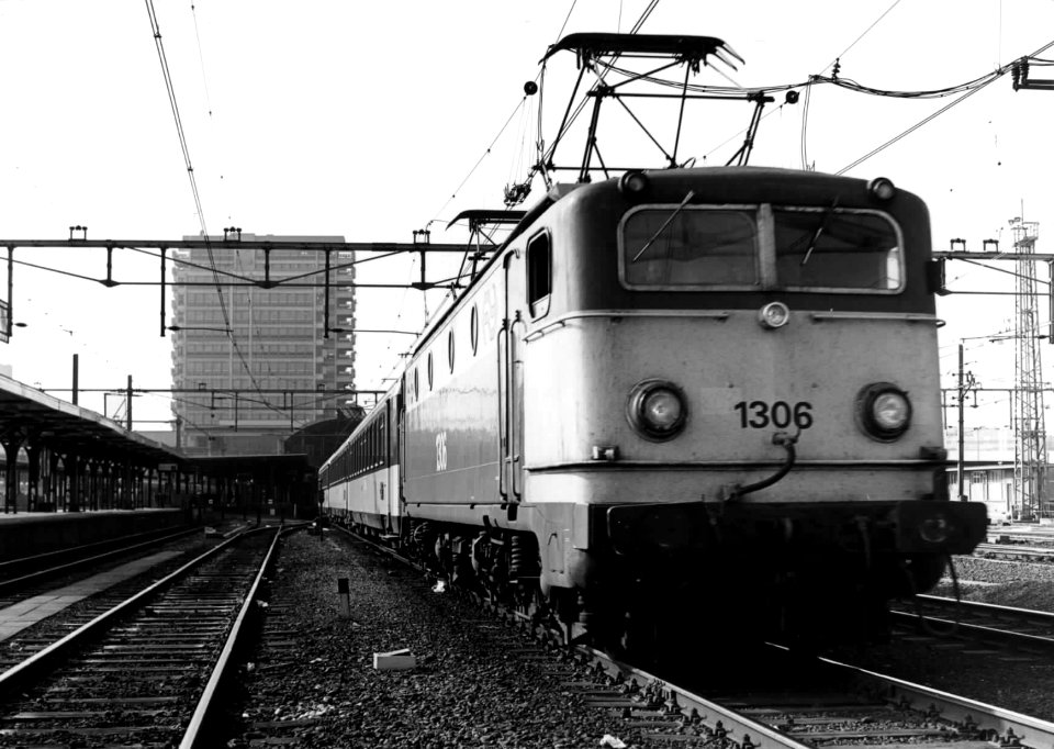 HUA-151572-Afbeelding van de electrische locomotief nr. 1306 (serie 1300) van de N.S.op het N.S.-station Utrecht C.S. te Utrecht