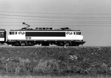HUA-151583-Afbeelding van de electrische locomotief nr. 1619 (serie 1600) van de N.S. bij Culemborg