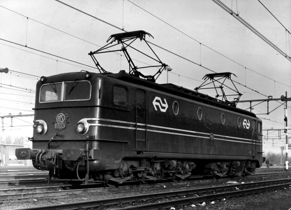HUA-151568-Afbeelding van de electrische locomotief nr. 1305 (serie 1300) van de N.S. op het emplacement te Amsterdam