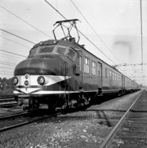 HUA-151698-Afbeelding van het electrische treinstel nr 768 Mat 1954 plan P van de NS te Eindhoven