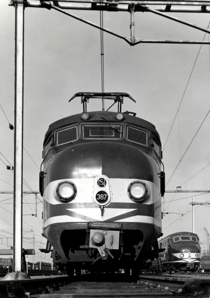 HUA-151711-Afbeelding van het electrische treinstel nr. 387 (Mat. 1954, plan Q) van de N.S. op het emplacement te Utrecht (oostzijde). Rechts staat electrisch treinstel nr. 332 (Mat. 1954, plan F)