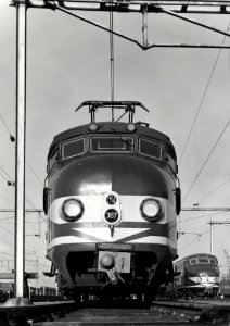 HUA-151711-Afbeelding van het electrische treinstel nr. 387 (Mat. 1954, plan Q) van de N.S. op het emplacement te Utrecht (oostzijde). Rechts staat electrisch treinstel nr. 332 (Mat. 1954, plan F)