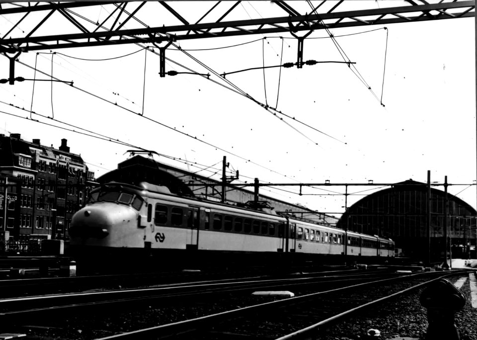 HUA-151730-Afbeelding van een electrisch treinstel Mat. 1954 (plan F of G) van de N.S. op het N.S.-station Amsterdam C.S. te Amsterdam