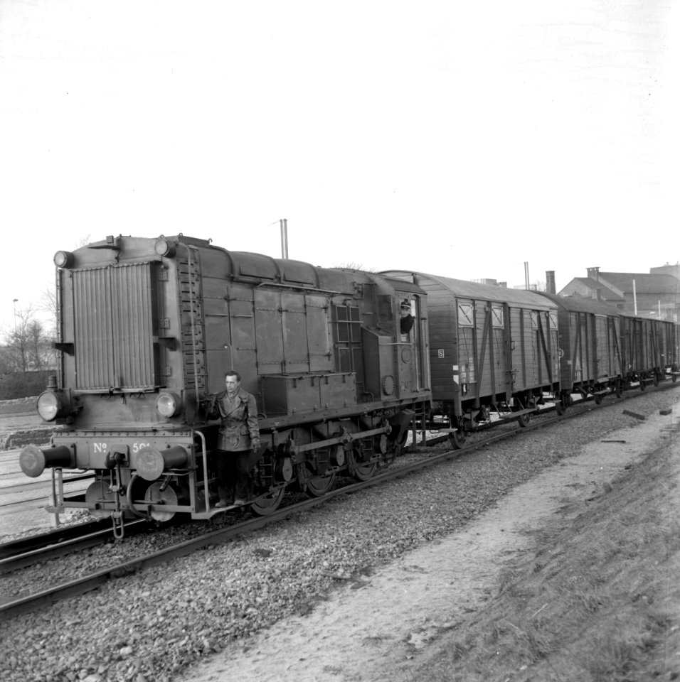 HUA-151523-Afbeelding van de diesel-electrische rangeerlocomotief nr. 501 (serie 500) van de N.S. met goederenwagens bij Philips te Eindhoven
