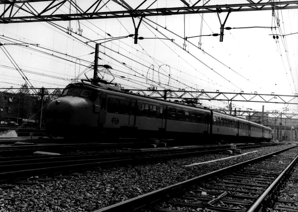 HUA-151732-Afbeelding van een electrisch treinstel Mat. 1954 (plan F of G) van de N.S. bij het N.S.-station Den Haag C.S. te Den Haag