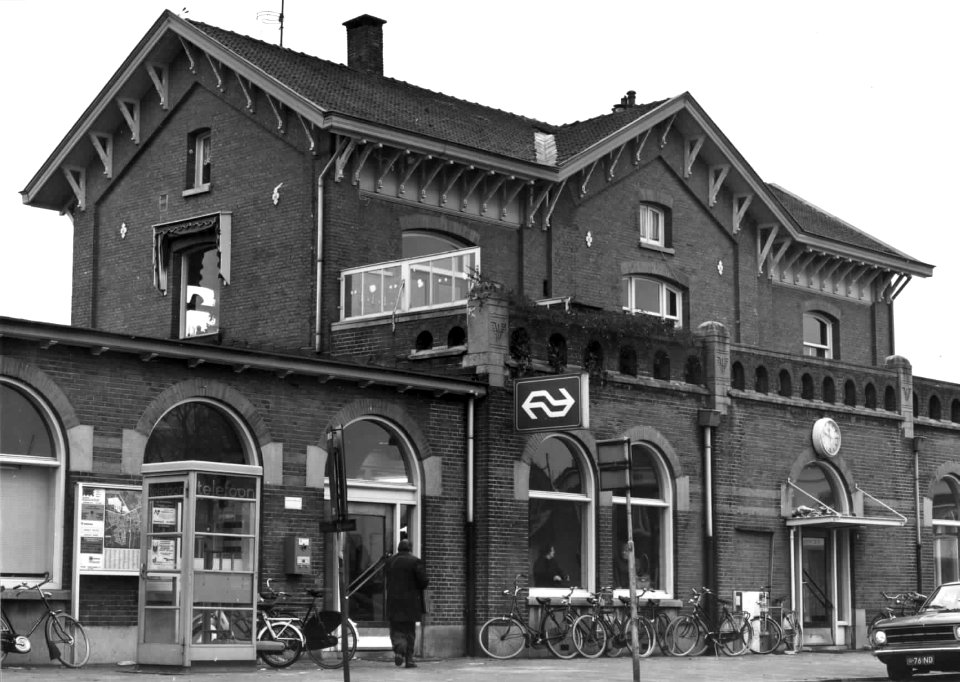 HUA-150409-Gezicht op het NS station Helmond te Helmond
