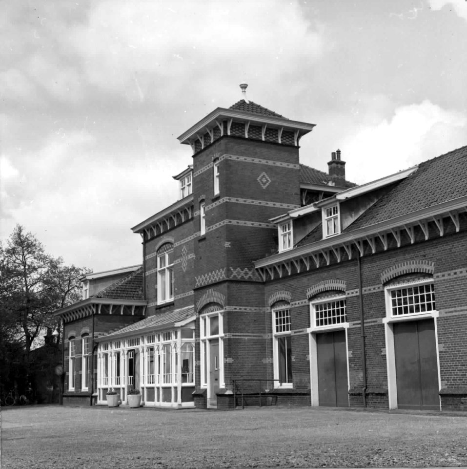 HUA-150142-Gezicht op de voorgevel van het N.S.-station Barneveld Dorp te Barneveld. N.B. De naam Barneveld Dorp is per 31-5-1981 gewijzigd in Barneveld Centrum