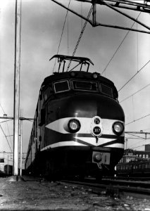 HUA-151710-Afbeelding van het electrische treinstel nr 387 Mat 1954 plan Q van de NS op het emplacement te Utrecht oostzijde 
