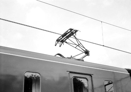 HUA-151860-Afbeelding van een stroomafnemer van het electrische treinstel nr 501 mat 1964 plan TT Treinstel Toekomst van de NS te Arnhem