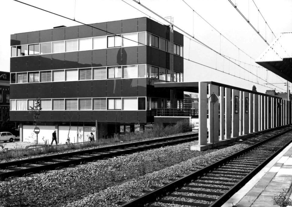 HUA-150194-Gezicht op het kantoorgebouw naast het N.S.-station Breda te Breda