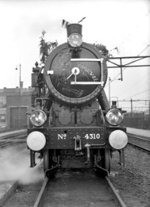 HUA-151415-Afbeelding van de stoomlocomotief nr. 4310 (serie 4300-4400-4500, "Austerities", ex War Department nr. 70863) van de N.S.bij de centrale werkplaats te Tilburg, met versieringen vanwege het feit dat di