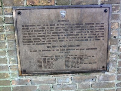 Heeswijk (Bernheze) oorlogsmonument bij centrum, gedenkplaat Heeswijk