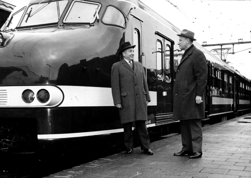 HUA-151902-Afbeelding van ir JP Koster en een onbekend persoon bij het electrische treinstel nr 401 mat 1964 plan V van de NS op het NS station Utrecht CS