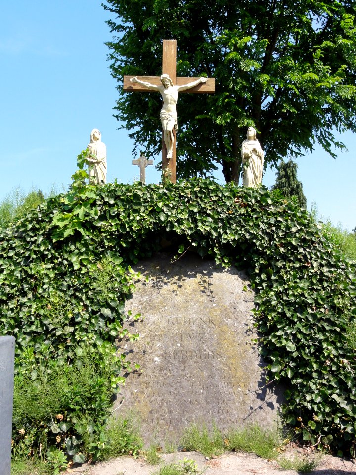 Heeswijk (Bernheze) calvarieberg op kerkhof