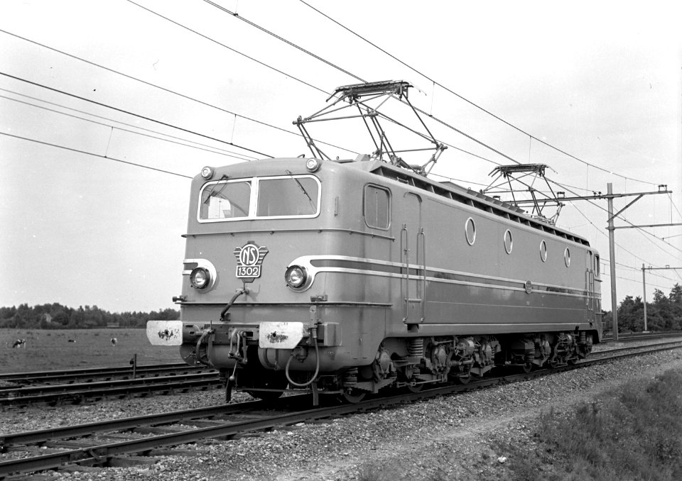 HUA-151551-Afbeelding van de electrische locomotief nr. 1302 (serie 1300) van de N.S. te Stroe