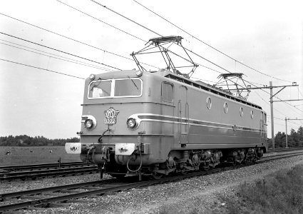 HUA-151551-Afbeelding van de electrische locomotief nr. 1302 (serie 1300) van de N.S. te Stroe