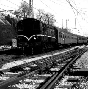 HUA-151549-Afbeelding van de diesel electrische rangeerlocomotief nr 610 serie 600 van de NS met rijtuigen op het emplacement te Arnhem