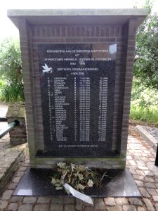 Heeswijk (Bernheze) oorlogsmonument bij centrum, namenplaat burgerslachtoffers