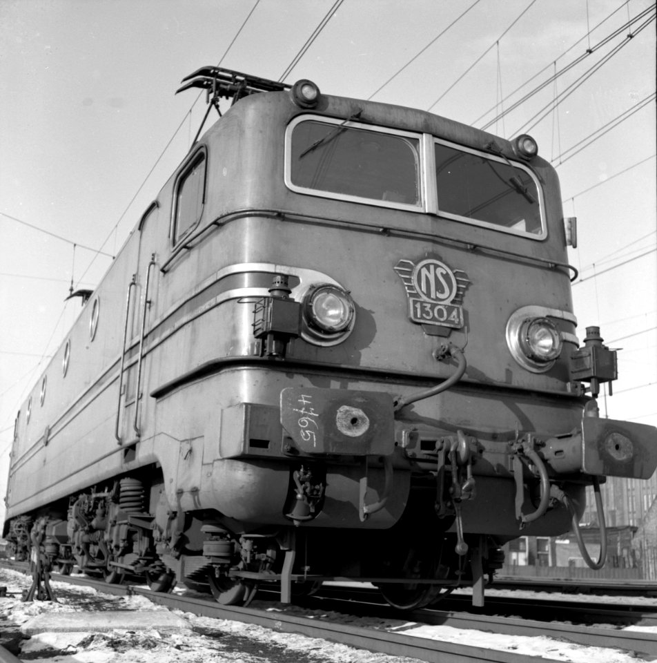 HUA-151560-Afbeelding van de electrische locomotief nr. 1306 (serie 1300) van de N.S. te Utrecht