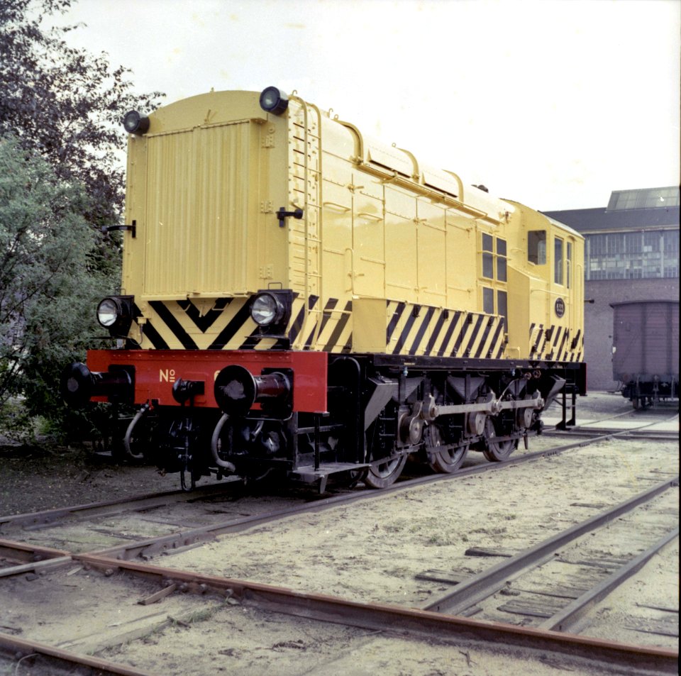 HUA-151543-Afbeelding van de diesel electrische rangeerlocomotief nr 633 serie 600 van de NS in gele uitvoering en met schrikstrepen bij de hoofdwerkplaats van d