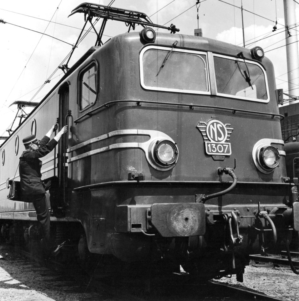 HUA-151558-Afbeelding van de electrische locomotief nr. 1307 (serie 1300) van de N.S. te Arnhem