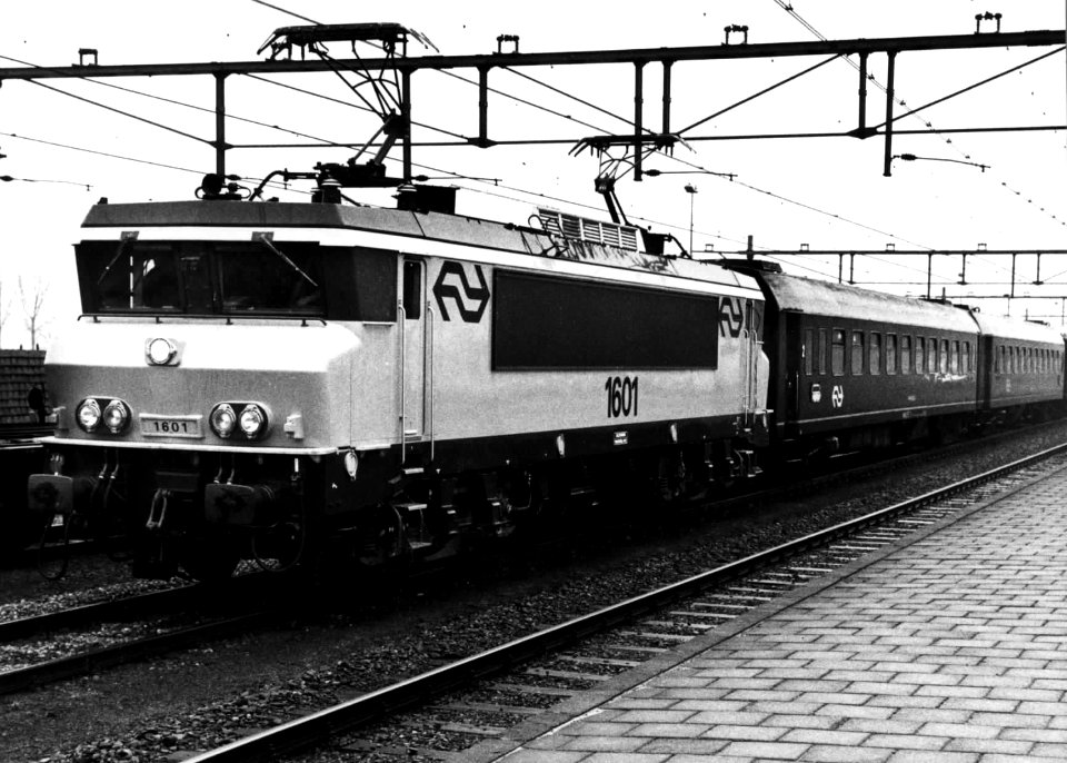 HUA-151574-Afbeelding van de electrische locomotief nr 1601 serie 1600 van de NS tijdens een testrit met rijtuigen plan N