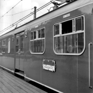 HUA-151700-Afbeelding van schuiframen en het koersbord van een electrisch treinstel Mat. 1954 (plan P) van de N.S. op het N.S-station Amsterdam C.S