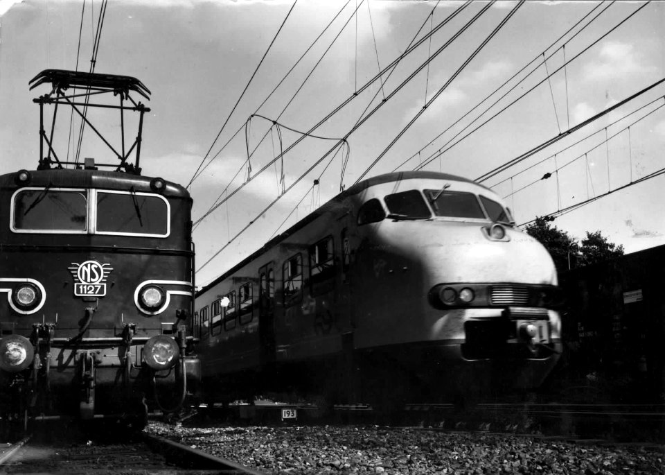 HUA-151852-Afbeelding van de electrische locomotief nr. 1127 (serie 1100) en een electrisch treinstel mat. 1964 (plan V) te Arnhem