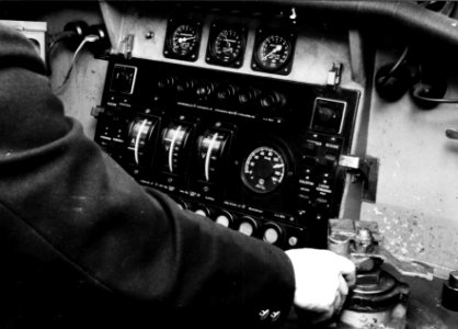 HUA-151791-Afbeelding van het bedienings en controle paneel in de cabine stuurstand van een electrisch treinstel mat 1954 van de NS
