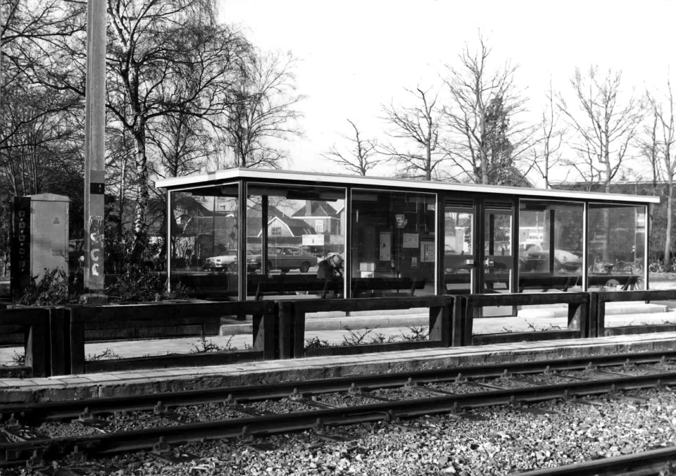 HUA-150144-Gezicht op het NS station Barneveld Dorp te Barneveld Leidse Abri NB De naam Barneveld Dorp is op 31 mei 1981 gewijzigd in Barneveld Centrum