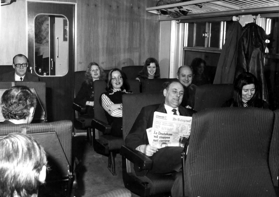 HUA-151780-Afbeelding van reizigers in de 1e klasse-afdeling (proef-interieur in het Ak-rijtuig met "Laser-stoelen") van het electrische treinstel nr. 1970 (Mat. 1954, plan P) van de N.S