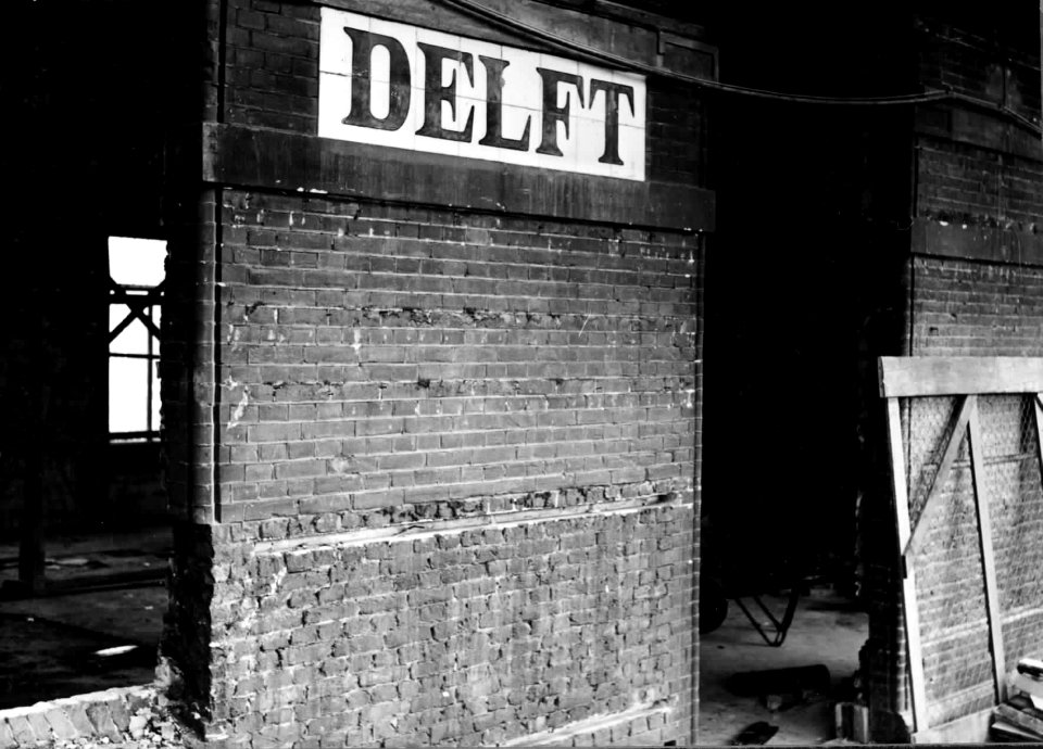 HUA-150233-Afbeelding van stationsnaam "Delft" op tegeltjes tijdens een verbouwing in N.S.-station Delft te Delft