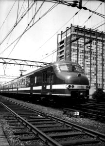 HUA-151883-Afbeelding van twee gekoppelde electrische treinstellen mat. 1964 (plan V) van de N.S. bij het N.S-station Amsterdam C.S. te Amsterdam