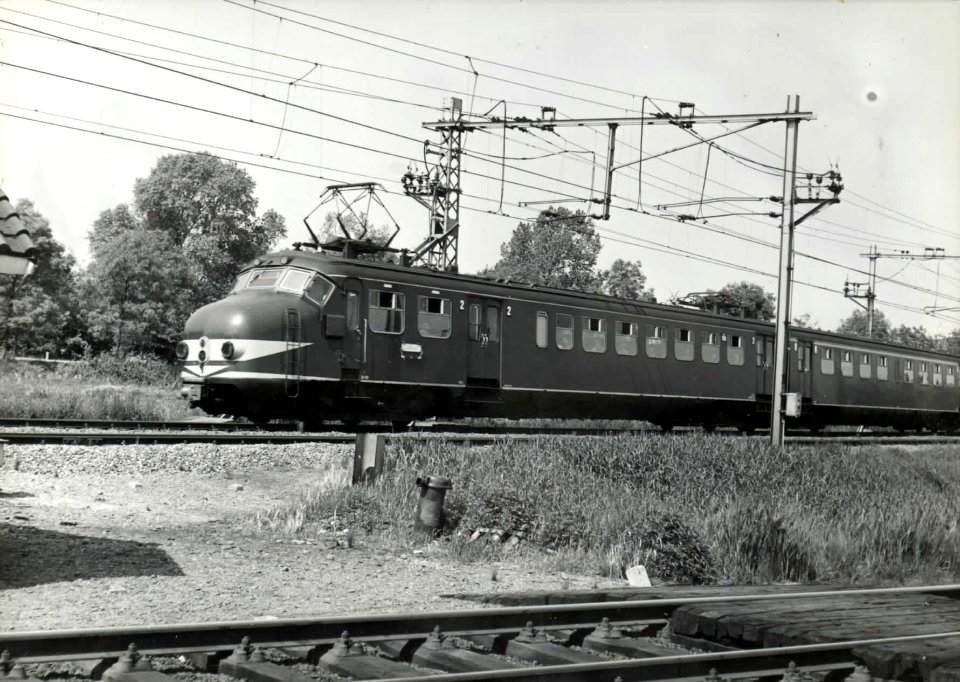 HUA-151706-Afbeelding van een electrisch treinstel Mat. 1954 (plan P) van de N.S. bij Blauwkapel