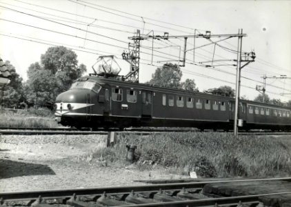 HUA-151706-Afbeelding van een electrisch treinstel Mat. 1954 (plan P) van de N.S. bij Blauwkapel