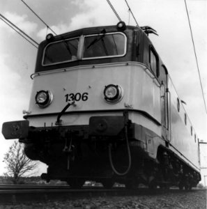 HUA-151571-Afbeelding van de electrische locomotief nr 1306 serie 1300 van de NS
