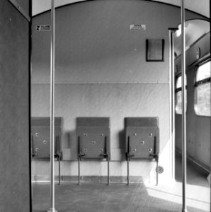 HUA-151750-Interieur van het Bk-rijtuig van een electrisch treinstel Mat. 1954 (plan F) van de N.S. te Arnhem; balkon met 3 klapstoeltjes