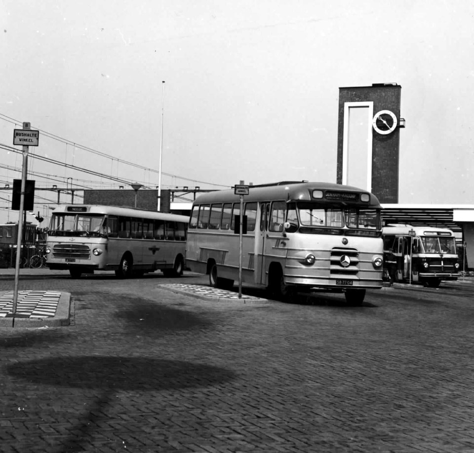 HUA-150034-Gezicht op het busstation bij het N.S.-station Almelo te Almelo
