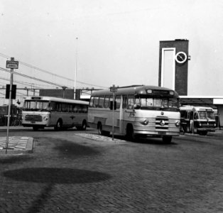 HUA-150034-Gezicht op het busstation bij het N.S.-station Almelo te Almelo