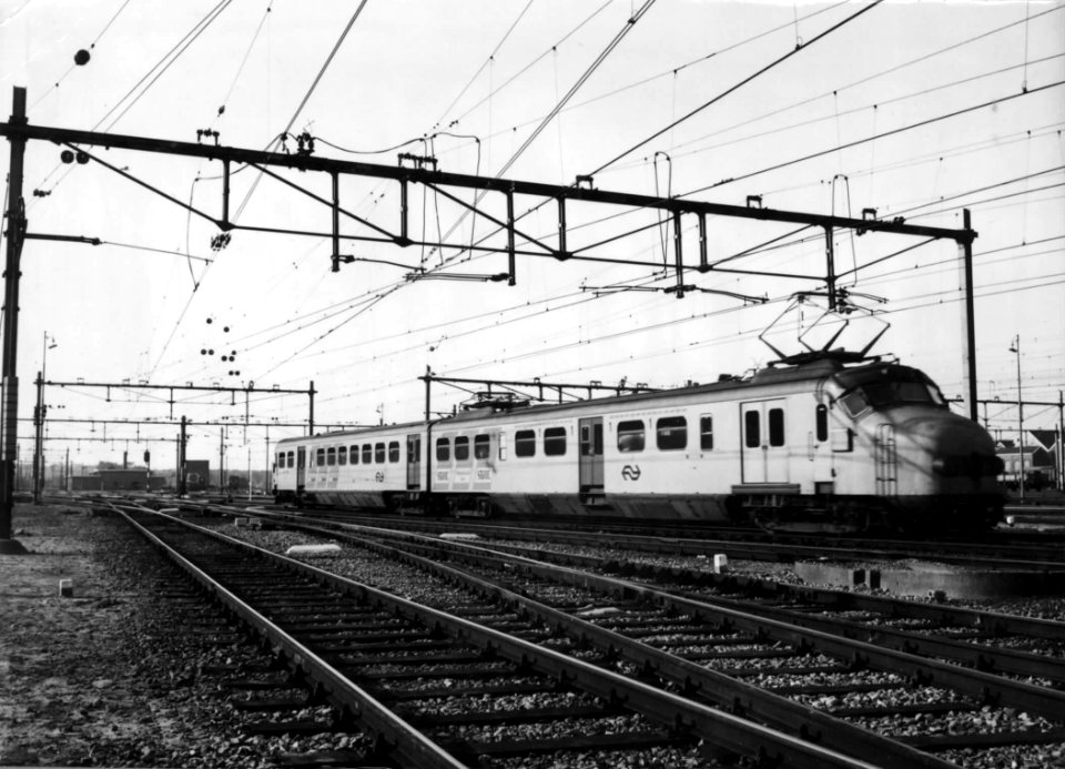 HUA-151891-Afbeelding van een electrisch treinstel mat. 1954 (plan F, G of M) van de N.S. te Amersfoort