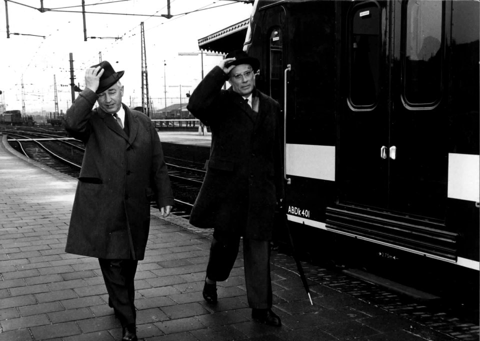 HUA-151901-Afbeelding van ir JP Koster links en ir JJ Jonker van de dienst van Materieel en Werkplaatsen van de NS bij het electrische treinstel nr 401 mat 1964 