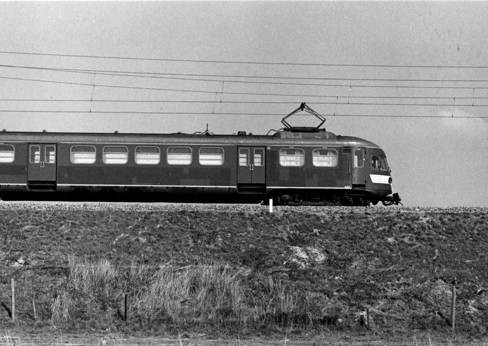 HUA-151869-Afbeelding van het electrische treinstel nr. 672 (mat. 1946, plan A-AB) van de N.S. op de spoordijk bij Culemborg