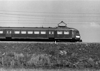 HUA-151869-Afbeelding van het electrische treinstel nr. 672 (mat. 1946, plan A-AB) van de N.S. op de spoordijk bij Culemborg
