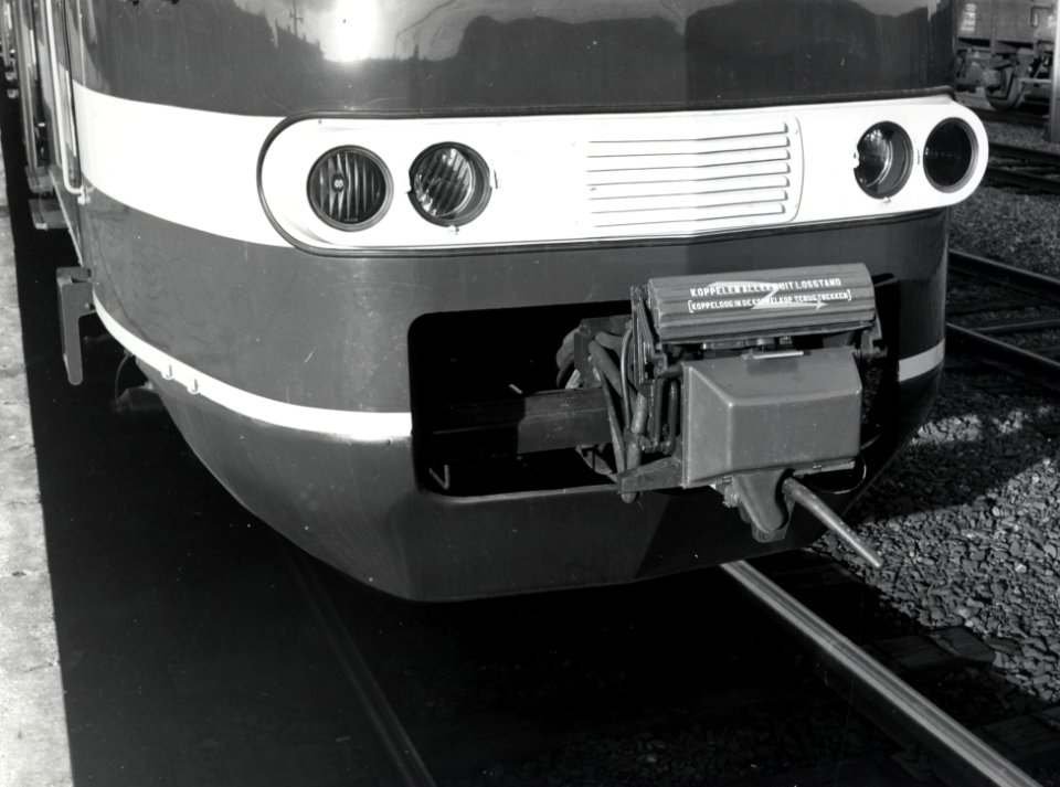 HUA-151864-Afbeelding van de automatische koppeling van het electrische treinstel nr 505 mat 1964 plan T van de NS
