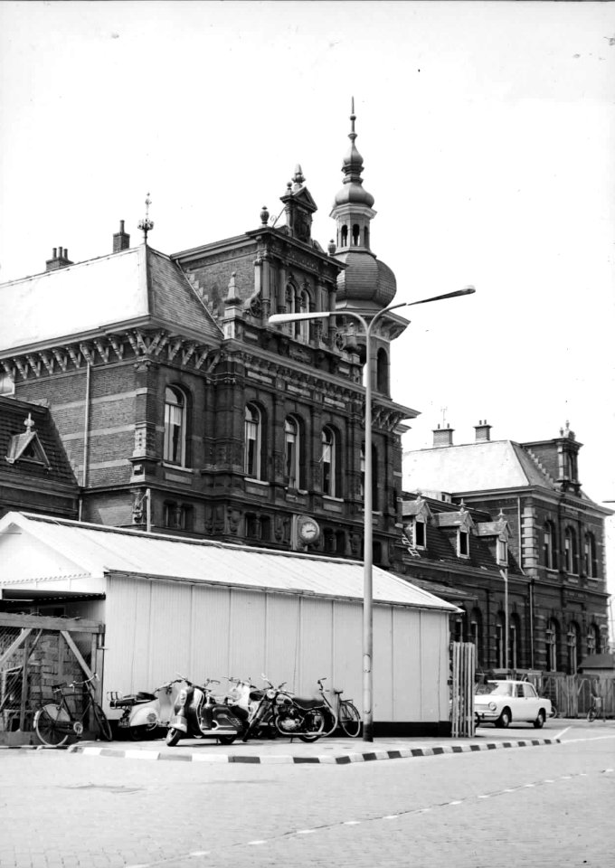HUA-150234-Gezicht op het N.S.-station Delft te Delft tijdens een verbouwing