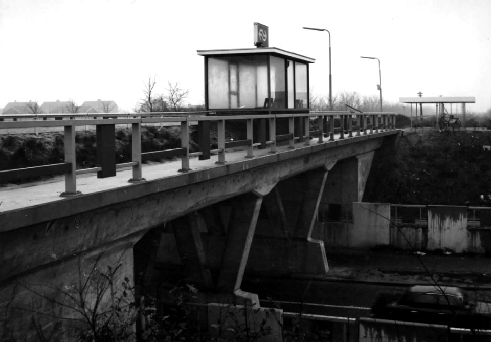 HUA-150229-Gezicht op de wachtruimte ("Leidse Abri") van het N.S.-station Delfzijl West te Delfzijl